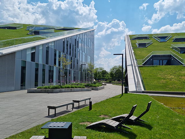 Une vue du Corda Campus à Hasselt, avec ses bâtiments à toit végétaux inclinés